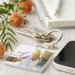 Porte-clés Photo personnalisée et texte de script<br><div class="desc">Créez votre propre porte - clé photo et texte blanc avec ce modèle porte - clé élégant,  moderne et simple. Ajoutez simplement vos photos et texte. Faites votre propre photo collage gardien parfait comme cadeaux personnalisés pour montrer votre amour.</div>