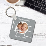 Porte-clés Photo personnalisée Nous t'aimons Papa Fête des pè<br><div class="desc">This We Love You Dad Photo Porte - clé est décoré avec le mot LOVE dans la typographie blanche sur un arrière - plan gris élégant. Facilement personnalisable avec votre photo et votre nom. Fait un grand cadeau de Fête des pères.</div>