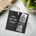 Porte-clés Photo personnalisée 'Papa, tu es magique' Deux Pèr<br><div class="desc">Célébrez la magie de la paternité avec notre porte - clé personnalisé "Papa, tu es magique" ! Ce design unique présente un arrière - plan noir élégant, une photo chère de deux pères, et le message sincère "Papa, tu es magique". Ajoutez une touche spéciale en la customisant avec le nom...</div>