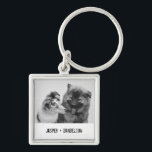 Porte-clés Photo simple, moderne personnalisée pour animaux d<br><div class="desc">Ajoutez votre propre photo et texte pour créer un cadeau photo unique. Ce porte - clé est prêt à être customisé avec votre photo et vos propres noms ou messages en lettres de style machine à écrire noir en détresse. Le style simple, moderne, noir et blanc est très réussi avec...</div>