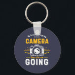 Porte-clés Photographie amusante Pas de caméra pas aller phot<br><div class="desc">Si je ne peux pas apporter mon appareil photo, alors je n'y vais pas. Design amusant et humoristique pour les photographes. Citation amusante et humour de marchandises pour ceux qui aiment prendre des photos, membre du club de photographie. Conception vintage et en détresse pour les photographes amateurs ou professionnels qui...</div>