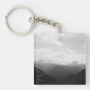 Porte-clés Photographie en noir et blanc de nuages sur les co