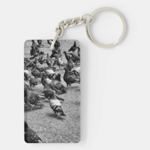 Porte-clés Photographie noir et blanc de nombreux pigeons