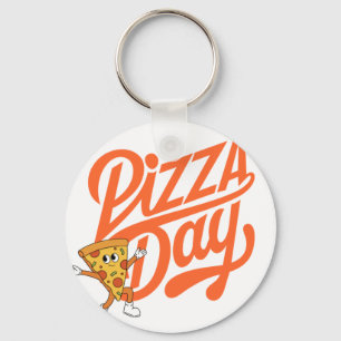 Porte-clés Pizza Man debout à côté du panneau de la fête de l