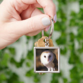 Porte-clés 'Plan rapproché du hibou de grange, terre entre (main)