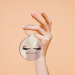 Porte-clés Poireaux de maquillage rose vif pour filles Nom Bl<br><div class="desc">🔑 💄 Chic on Go : le Porte - clé de maquillage rose-blanc de Florence Studio ! 💄 🔑 Hé, Glam Goddesses et Beauty Aficionados ! Vous avez toujours voulu prendre un morceau du charme de votre salon partout où vous allez ? Dites "bonjour" au Salon Rose Blush Girly Maquillage...</div>