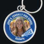 Porte-clés Pom-pom girl Bleue Photo High School Spirit<br><div class="desc">Ce cadeau photo de pom-pom girl cool customisé au lycée présente une typographie blanche de votre équipe et le nom du joueur sur un porte - clé bleu avec un mégaphone plus gai. Personnalisez avec la photo de votre élève et l'année de classe en tant que parent encourageant fier. Un...</div>