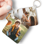Porte-clés Porte - clé à deux côtés double Carré photo person<br><div class="desc">Personnalisez ce simple modèle de porte - clé en aluminium carré de 2, 25 po x 2, 25 po avec deux photos uniques de votre choix (une de chaque côté). Pour optimiser le placement d'image, recadrez vos photos à 1:1 [carré] avant de les télécharger, pour vous assurer que rien d'important...</div>