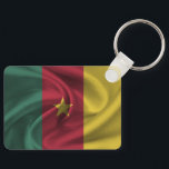 Porte-clés Porte - clé du drapeau Cameron<br><div class="desc">Porte - clé avec le drapeau de Cameron dans le style de tissu ondulé. Ce design présente les couleurs du drapeau camerounais et le design avec un bel effet texturé de matériau de tissage. Ce design de drapeau est une excellente façon de vous montrer fier d'être de Cameron.</div>