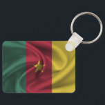 Porte-clés Porte - clé du drapeau Cameron<br><div class="desc">Porte - clé avec le drapeau de Cameron dans le style de tissu ondulé. Ce design présente les couleurs du drapeau camerounais et le design avec un bel effet texturé de matériau de tissage. Ce design de drapeau est une excellente façon de vous montrer fier d'être de Cameron.</div>