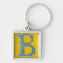 porte - clé initial de B, bleu-clair et jaune