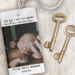 Porte-clés Porte - clé photo de première Fête des pères<br><div class="desc">Ajoutez une photo de votre bébé le jour où ils ont rencontré leur père,  ainsi que leur nom et leur date de naissance pour un cadeau de première Fête des pères qui sera chéri pour toujours.</div>