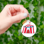 Porte-clés Porte - clé Tente de cirque<br><div class="desc">Le cirque est toujours amusant à fréquenter et vous pouvez célébrer le cirque avec ce dessin cool d'une tente de cirque. Ce design est composé d'une grande tente surélevée de cirque rouge et blanc avec un drapeau rouge flottant sur le dessus. Cette tente de cirque a l'air bien sur ce...</div>