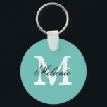 Porte-clés Portes-clé avec nom personnalisé couleur bleu turq<br><div class="desc">Porte-clé personnalisé monogramme bleu turquoise. Lettre initiale vintage avec une typographie de script élégante. Idée de cadeau de faveur mignonne pour les femmes et les filles à la mode. Faites votre propre cadeau monogrammé pour un mariage élégant, une douche nuptiale, une bachelorette, un week-end entre filles, des fiançailles, un anniversaire,...</div>