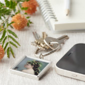 Porte-clés Portrait d'une fille tenant un moineau (Côté)