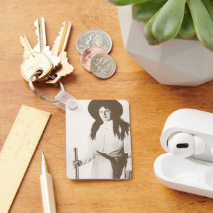 Porte-clés Portrait photo d'une cowgirl tenant un fusil, vers