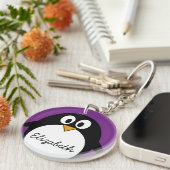 Porte-clés pourpre mignon de pingouin de bande dessinée (Devant Droit)