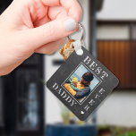 Porte-clés Première Fête des pères nouvelle photo papa<br><div class="desc">Best daddy ever Happy First Fête des pères typographie blanche audacieuse sur gris foncé charbon rustique chalkboard nouveau papa personnalisé porte - clé recto verso avec votre photo,  texte,  et signature.</div>