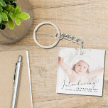 Porte-clés Présentation du Faire-part de naissance photo<br><div class="desc">Un porte - clé moderne faire-part de naissance avec la photo de votre nouveau-né superposée avec "Introduction" écrit dans un script élégant avec un choc cardiaque. Ajoutez son nom,  sa date de naissance et ses statistiques de naissance.</div>