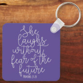 Porte-clés Proverbes, Elle rit sans crainte, Bible Verse (Verso)