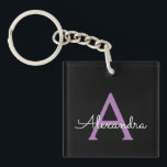 Porte-clés Purple Black Script Girl Nom du monogramme<br><div class="desc">Noir et violet Simple Script Monogramme Nom Porte - clé. Cela rend le cadeau parfait pour 16 ans,  mariage,  douche nuptiale,  anniversaire,  baby shower ou bachelorette pour quelqu'un qui aime le luxe glam et les styles chic.</div>