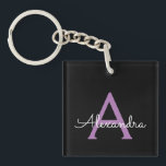 Porte-clés Purple Black Script Girl Nom du monogramme<br><div class="desc">Noir et violet Simple Script Monogramme Nom Porte - clé. Cela rend le cadeau parfait pour 16 ans,  mariage,  douche nuptiale,  anniversaire,  baby shower ou bachelorette pour quelqu'un qui aime le luxe glam et les styles chic.</div>