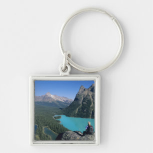 Porte-clés Randonneur surplombant le lac de couleur turquoise