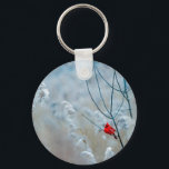 Porte-clés Red Cardinal dans Winter Nature Photo de Christmas<br><div class="desc">Un porte - clé avec une photo nature pittoresque avec un cardinal rouge vif. Contrasté par rapport à un arrière-plan hivernal extérieur avec la neige tombant doucement vers le bas.</div>