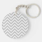 Porte-clés Red Heart on Grey Chevron Stripe avec nom (Dos)