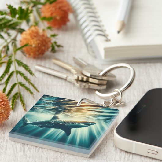 Porte-clés Requin dans la mer bleue profonde & soleil (Devant Droit)