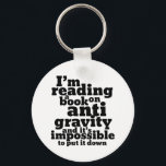 Porte-clés Réserver sur Anti Gravity Funky Science Geek Puns<br><div class="desc">Je suis en train de lire un livre sur l'anti-gravité et il est impossible de le poser. Un jeu de mots de science amusant pour ceux qui aiment étudier la science. Cool et humoristique citent des articles pour les étudiants du collège qui se spécialisent en physique. Parfait pour les scientifiques...</div>