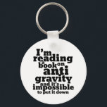 Porte-clés Réserver sur Anti Gravity Funky Science Geek Puns<br><div class="desc">Je suis en train de lire un livre sur l'anti-gravité et il est impossible de le poser. Un jeu de mots de science amusant pour ceux qui aiment étudier la science. Cool et humoristique citent des articles pour les étudiants du collège qui se spécialisent en physique. Parfait pour les scientifiques...</div>