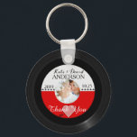 Porte-clés Retro Vinyl Record Photo Mariage Favor Merci<br><div class="desc">Dire le Merci d'une manière romantique, romantique et unique, un grand souvenir pour la famille et les amis. Tous les textes par défaut peuvent être entièrement customisés avec votre propre texte, et vous pouvez également modifier les polices, les tailles et les couleurs du texte. Exemple d'image est pour vous de...</div>
