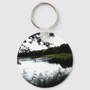 Porte-clés Riverside avec forêt et roseaux photo