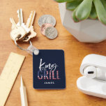 Porte-clés Roi du grill<br><div class="desc">King of the grill, le cadeau parfait pour le chef d'été dans votre vie. Une idée d'anniversaire, Noël, un cadeau de jour ou de fête des pères pour les mères ou juste un merci pour une journée géniale! En rouge patriotique, blanc et bleu avec un texte de script tendance et...</div>