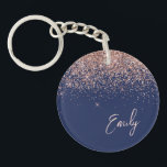 Porte-clés Rose bleu marine Gold Blush Pink Parties scintilla<br><div class="desc">Marine Bleu et or Rose - Blush Pink Sparkle Parties scintillant Script Monogramme Nom Porte - clé. Cela rend le cadeau parfait pour 16 ans,  mariage,  douche nuptiale,  anniversaire,  baby shower ou bachelorette pour quelqu'un qui aime le luxe glam et les styles chic.</div>