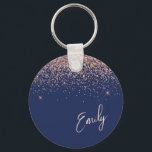 Porte-clés Rose bleu marine Gold Blush Pink Parties scintilla<br><div class="desc">Marine Blue et Rose Gold - Blush Pink Sparkle Parties scintillant Script Monogramme Nom Clés (Porte - clé). Cela rend le cadeau parfait pour 16 ans,  mariage,  douche nuptiale,  anniversaire,  baby shower ou bachelorette pour quelqu'un qui aime le luxe glam et les styles chic.</div>