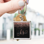 Porte-clés Rose Gold Blush Pink Parties scintillant Glam Nom<br><div class="desc">Glam Rose Gold Parties scintillant Élégant Monogram Porte - clé Personnalisez facilement ce design porte - clé chic et branché avec une élégante parties scintillant rose or scintillante sur un arrière - plan noir. Le design comprend votre monogramme manuscrit avec de jolis tourbillons et nom.</div>
