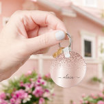 Porte-clés Rose Gold - Parties scintillant rose pâle Nom du m<br><div class="desc">Rose Gold - Blush Pink Faux Foil Parties scintillant à étincelles métalliques brossé Monogramme de métal Nom Clés (Porte - clé). Cela rend le cadeau parfait pour 16 ans,  mariage,  douche nuptiale,  anniversaire,  baby shower ou bachelorette pour quelqu'un qui aime le luxe glam et les styles chic.</div>