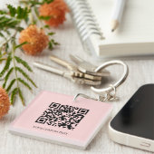 Porte-clés Rose Pâle QR | Design de Texte Personnalisé Minima (Devant Droit)