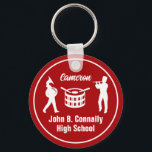 Porte-clés Rouge High School Marching Band Personnalisé<br><div class="desc">Ce cool customisé rouge du lycée de marche porte - clé présente la typographie blanche de votre nom de joueur sous les tambours. Un grand musicien étudiant porte - clé pour les parents.</div>