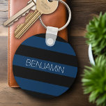 Porte-clés Rugby bleu marine et noir avec nom personnalisé<br><div class="desc">Dark Blues et un noir sportif — Un motif masculin pour les gars et les garçons de votre famille. Un design audacieux et moderne avec une zone pour le texte customisé. Si vous devez ajuster l'illustration ou modifier la police, vous pouvez cliquer sur la zone personnaliser. Cela vous mènera à...</div>