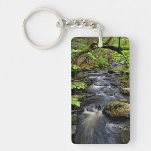 Porte-clés Ruisseau traverse la forêt