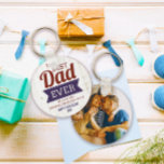 Porte-clés Rustique Meilleur papa Jamais Père`s Photo<br><div class="desc">Célébrez l'homme remarquable de votre vie avec ce porte - clé photo "Best Dad Ever" au design unique. Ce cadeau personnalisé présente une esthétique rustique mais élégante qui résume parfaitement votre appréciation pour papa. Emblasé du message sincère "Best Dad Ever", ce porte - clé offre une touche personnalisée en vous...</div>