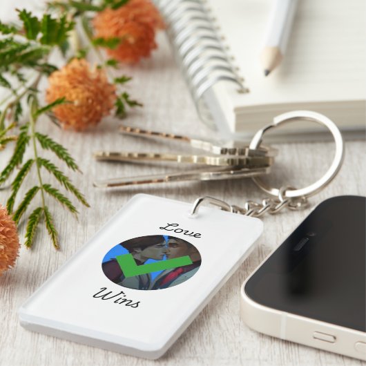 Porte-clés S1 Jayvik Love Wins (Devant droit)