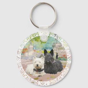 Porte-clés Scottie et Westie dans un jardin