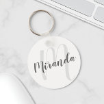 Porte-clés Script moderne Monogramme personnalisé et nom<br><div class="desc">Monogramme personnalisé et cadeau de nom avec nom personnalisé dans le style de police de script moderne gris et monogramme dans le style de police de script moderne gris clair en tant qu'arrière - plan sur arrière - plan blanc. Parfait comme cadeau de vacances, faveurs de réunion familiale, merci cadeau...</div>