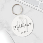 Porte-clés Script moderne Monogramme personnalisé et nom de f<br><div class="desc">Cadeau Monogramme personnalisé et Nom de famille avec nom de famille en gris style de police script moderne et monogramme en gris clair style de police script moderne comme arrière - plan avec année établie en gris sans serif style de police sur arrière - plan blanc. Parfait comme cadeau pour...</div>