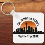 Porte-clés Seattle Skyline Coucher de soleil sur mesure vacan<br><div class="desc">Cool customisé Seattle Voyage porte - clé avec l'horizon de la ville au coucher du soleil. Une silhouette des bâtiments de la ville à Washington,  y compris l'aiguille spatiale au-dessus de votre texte personnalisé pour vos vacances en famille.</div>
