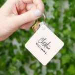 Porte-clés Signature Monogramme manuscrit Script Blu rose<br><div class="desc">Élégant porte - clé monogramme personnalisé moderne avec une typographie de signature minimaliste moderne associée à une police sans-serif en noir minimal sur un fond rose vif. Faites-le le vôtre en ajoutant votre propre nom de monogramme pour créer un design aussi unique que vous êtes. Le cadeau parfait pour le...</div>